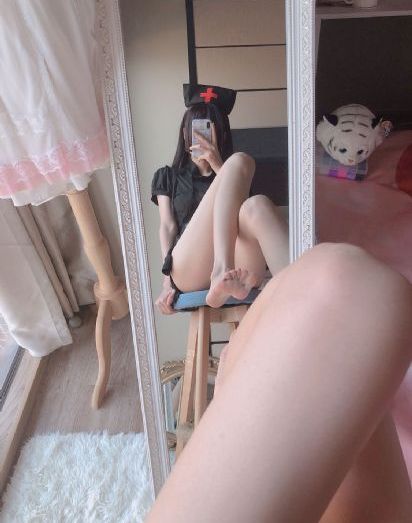 蒙上眼睛的女大学生